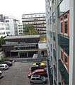 Blick auf die Ostfassade Haus B, Haus A, das Parkdeck und den Ludwig-Koch-Saal