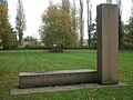 Stele auf dem Ehrenfriedhof zur Erinnerung an den nächtlichen Bombenangriff der RAF am 7. März 1945