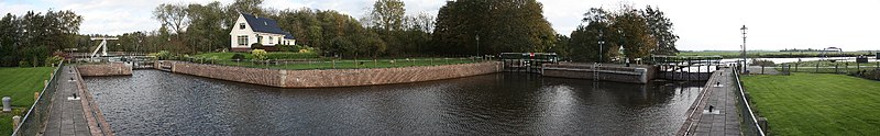 Driewegsluis met van links naar rechts de deuren naar de Jonkers- of Helomavaart, de Linde richting Wolvega en de Linde naar Kuinre