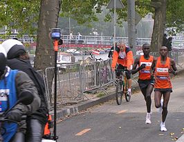 Solomon Bushendich (links) en Bernard Barmasai tijdens de marathon van Amsterdam in 2006.