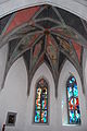 Deckenfresken und Glasmalereien in der Apsis der Kirche