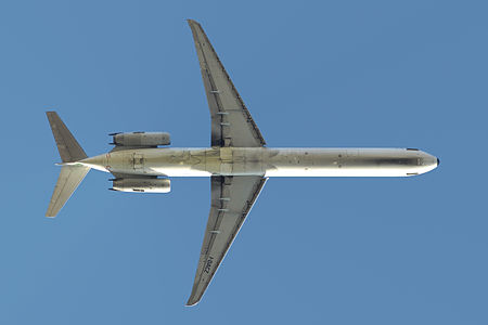 McDonnell Douglas MD-80'in, Londra Heathrow Havalimanı'ndan yaptığı kalkışın ardından alttan görünümü. (Üreten:Arpingstone)