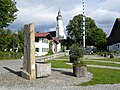 Maibaum und Pfarrkirche