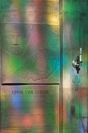 Seitenwandrelief: Simon von Kyrene, die fünfte Station des Kreuzweges