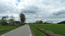 Verspreide bebouwing aan de Bouwerschapweg. Het huis links staat naast de voormalige vuilstort