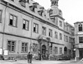 Das Rathaus von Koblenz mit gehisster amerikanischer Flagge, März 1945