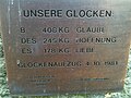 Informationsplakette unter der Glocke vor der Kirche