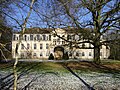 Schloss mit Park und mittelalterlichem Taufstein