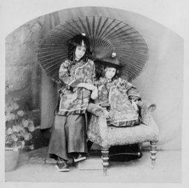Lorina und Alice Liddell in chinesischer Kleidung (um 1858)