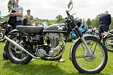 Matchless G3/LCS uit 1955 met een kortere wielbasis en de omhooggerichte vulhals van de olietank. Het origineel had een klein en licht zweefzadeltje. Dit duozadel was wel leverbaar, maar bij trialrijders niet gebruikelijk.