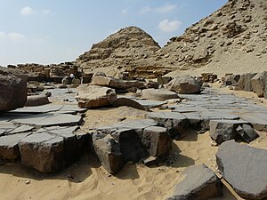 De piramide van Neferirkare met rechts de piramide van Nioeserre