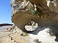 Felsentor an der Rocca di Cerere, einem Felsen, der namensgebend für den Geopark Rocca di Cerere ist.