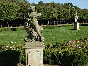 Putto Sanguiniker, Kopie nach Johann Gottfried Knöffler, hinter dem Schloss