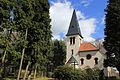 Kirche mit Kirchhof und Gedenkstein