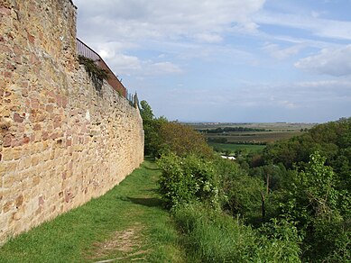 Stadtmauer, Südseite: Blick nach Osten zur Rheinebene