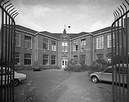 Het schoolgebouw in 1988