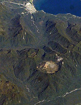 De cirkelvorm in het midden van de satellietfoto is de caldera