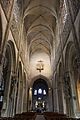 Blick durch das Langhaus. Das hohe Triforium setzt sich deutlich vom niedrigeren Chorbogen ab