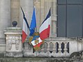 Inny wariant tarczy z monogramem na Palais du Commerce w Rennes