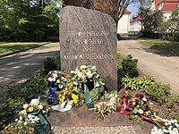Gedenkstein mit Blumenschmuck (2022)