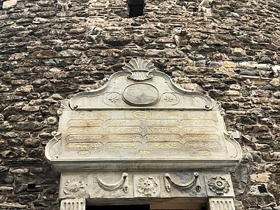 1831/1832 tarihli restorasyonda eklenmiş giriş kapısının üzerindeki kitâbe
