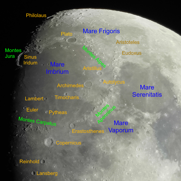 Mit beschrifteten Mondstrukturen in der sichtbaren Umgebung: Das Mare Imbrium mit dem Sinus Iridum ist von vier Gebirgen umrandet (grün, im Uhrzeigersinn von links oben): Montes Jura, Montes Alpes, Montes Apenninus, Montes Carpatus Die weiteren Krater (orangefarben) von oben nach unten: Philolaus, Aristoteles, Plato, Eudoxus, Aristillus, Autolycus, Archimedes, Timocharis, Lambert, Euler, Pytheas, Eratosthenes, Copernicus, Reinhold, Lansberg Die drei großen zum Mare Imbrium benachbarten Meere (blau): Mare Frigoris, Mare Serenitatis, Mare Vaporum