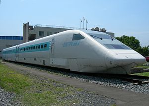 Im Depot Sendai ausgestellter Steuerwagen und Zwischenwagen des Halbzuges der Shinkansen-Baureihe 953.