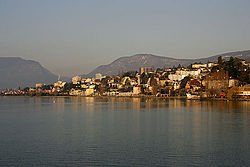 Neuchatel şehri Neuchâtel Gölü sahilinden
