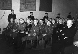 Representanter for tyske myndigheter og æresgjester. På første rad fra venstre Terbovens assistent Wegener, Luftwaffe-general Harmjanz, Gebirgsjäger-general Feurstein, SS-general Rediess, generaladmiral Boehm, rikskommissar Terboven. Bak Terboven G. W. Müller, tysk propagandaleder.[1] Foto: Riksarkivet