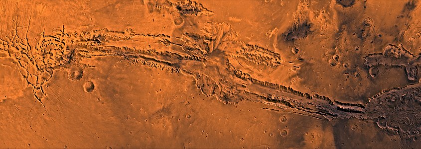Mars'ta Valles Marineris: 4.500 kilometre uzunluğu, 200 kilometre genişliği ve 11 kilometre derinliğine sahip olan Valles Marineris'in çatlak yapısı, ABD'nin Arizona eyaletinde bulunan Büyük Kanyon'dan on kat uzun, yedi kat geniş ve derin olup Güneş Sisteminin bilinen en büyük çatlaktır. (Üreten: NASA/JPL-Caltech)