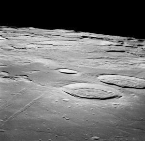 Die Krater Sabine (Mitte rechts) und Ritter (rechts) aufgenommen durch Apollo 11 (NASA photo)