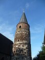 Turm der prot. Elisabeth-Kirche Asselheim, hauptsächlich aus Kapuzinerstein bestehend