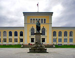 Christiestøtten på Muséplassen foran Bergen Museums naturhistoriske samlinger. Foto: 2006