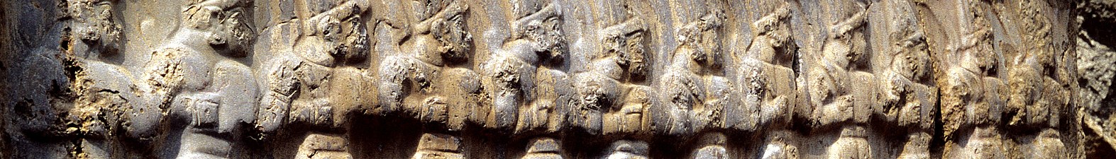 Yazılıkaya'da on iki yer tanrısının resmedildiği kabartma