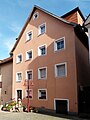 Stadtmauer mittig im Gebäude