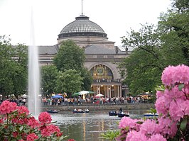 Fontein en het Kurhaus in het Kurpark.