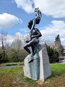 August Suter (1887–1965) Bildhauer. Seine berühmteste Skulptur ist das Denkmal -Prometheus und die Seele, (Dem Dichter des Prometheus) gewidmet Carl Spitteler (1845–1925) in Liestal, an dem er von 1926 bis 1931 arbeitete. Auch Mensch und Göttin "Seele" – oder der Dichter und die Eingebung – der Dichter und die Inspiration. Standort, 47°29'16.3N 7°43'47.8E