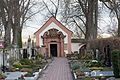 Kapelle mit Friedhofsgräbern