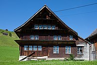 In der Stickereiblüte um 1900 wurden in vielen Häusern Handstickmaschinen aufgestellt, was an den grossen Fenstern erkennbar ist. Geburtshaus Ulrich Bräkers im Näppis, Wattwil