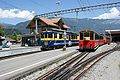 Station Wilderswil met rechts trein van de Schynige Platte-Bahn