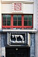 Wolfsrelief von Wilhelm Schwerzmannan der Fassade des Gebäudes