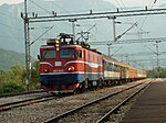 JŽ-Baureihe 461 bei der Durchfahrt durch Virpazar auf der Bahnstrecke Belgrad-Bar.