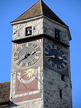 Der Zeitturm mit Glockengeläut, zwei Turmuhren und Sonnenuhr