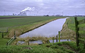 De Groote Tjariet vanaf de Slaperdijk. Aan de horizon is de Eemshaven te zien