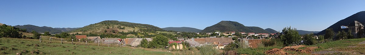 Panorama widokowa miejscowości Jelšava. Slovenska skala na środku