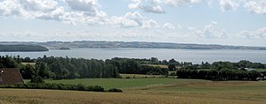 Kalø Vig aufgenommen von Uggelsbølle. Im Hintergrund Burg Kalø und die Mols Bjerge.