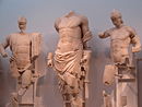 Mittelgruppe in der heutigen Aufstellung: links Oinomaos, Zeus, rechts Pelops