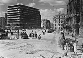 Het verwoeste plein op 9 juli 1945