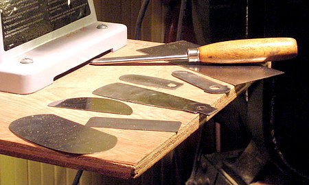 Verschiedene Ziehklingen, teilweise mit Loch zur Aufnahme an einem Werkzeugschaft mit Griff, sowie ein Ziehklingenstahl.