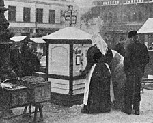 Varmmelkautomat (fra 1903) på torget.